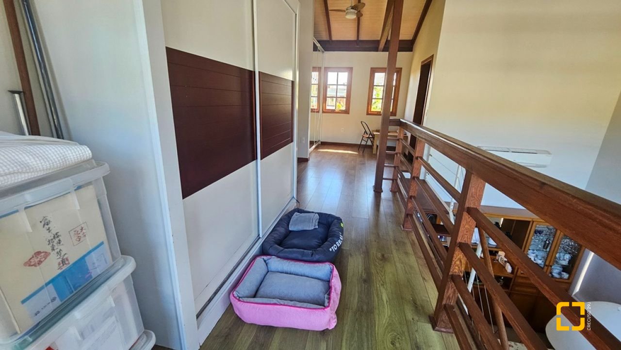 Casa de Condomínio com 240m², 7 quartos (sendo 3 suítes), 1 garagem, no bairro Sambaqui em Florianópolis