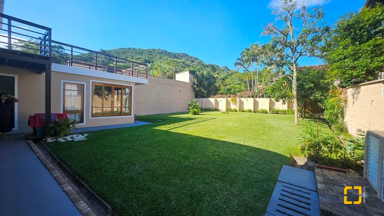 Casa de Condomínio com 240m², 7 quartos (sendo 3 suítes), 1 garagem, no bairro Sambaqui em Florianópolis