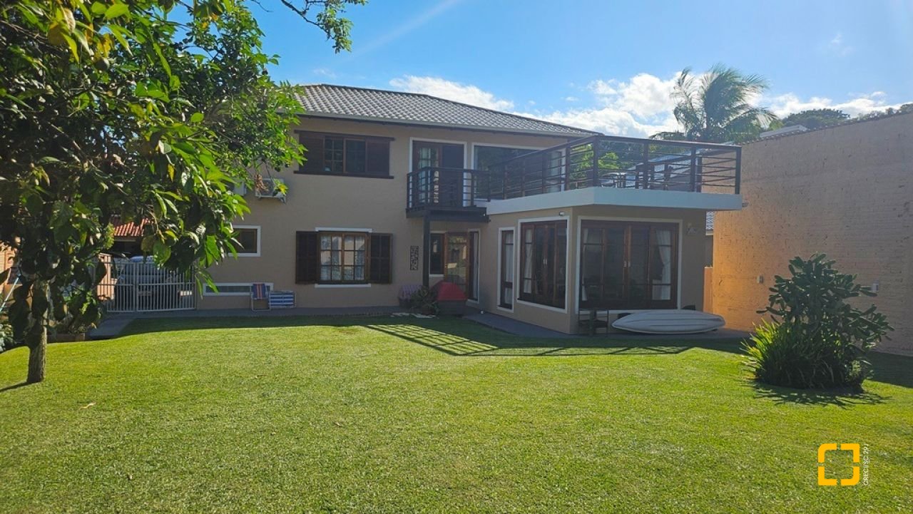Casa de Condomínio com 240m², 7 quartos (sendo 3 suítes), 1 garagem, no bairro Sambaqui em Florianópolis