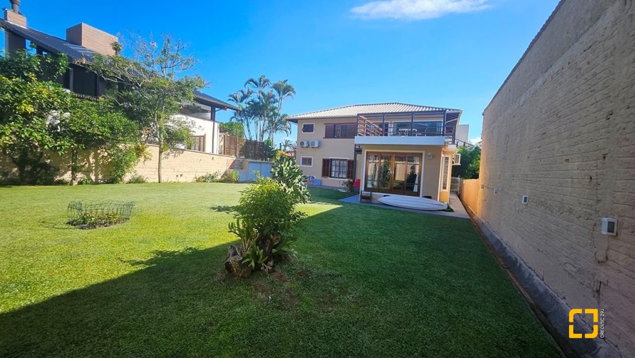 Casa de Condomínio com 240m², 7 quartos (sendo 3 suítes), 1 garagem, no bairro Sambaqui em Florianópolis