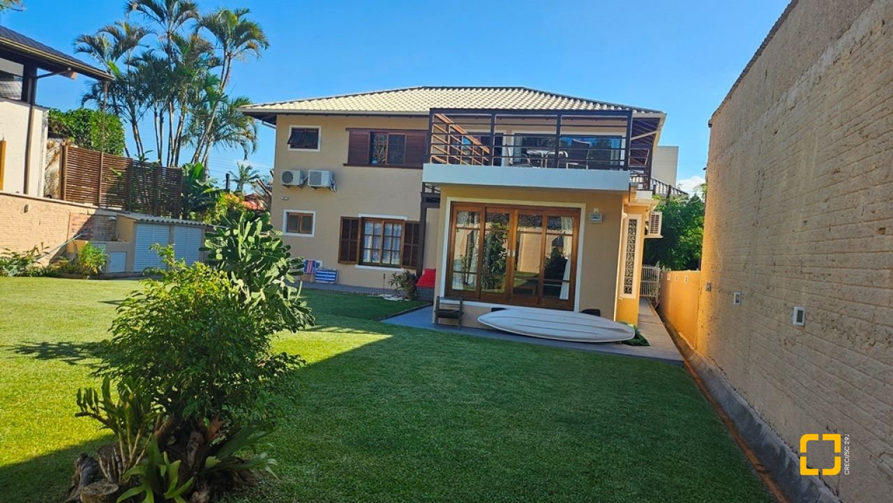 Casa de Condomínio com 240m², 7 quartos (sendo 3 suítes), 1 garagem, no bairro Sambaqui em Florianópolis