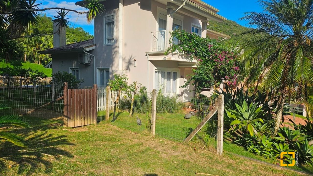 Casa de Condomínio com 240m², 7 quartos (sendo 3 suítes), 1 garagem, no bairro Sambaqui em Florianópolis