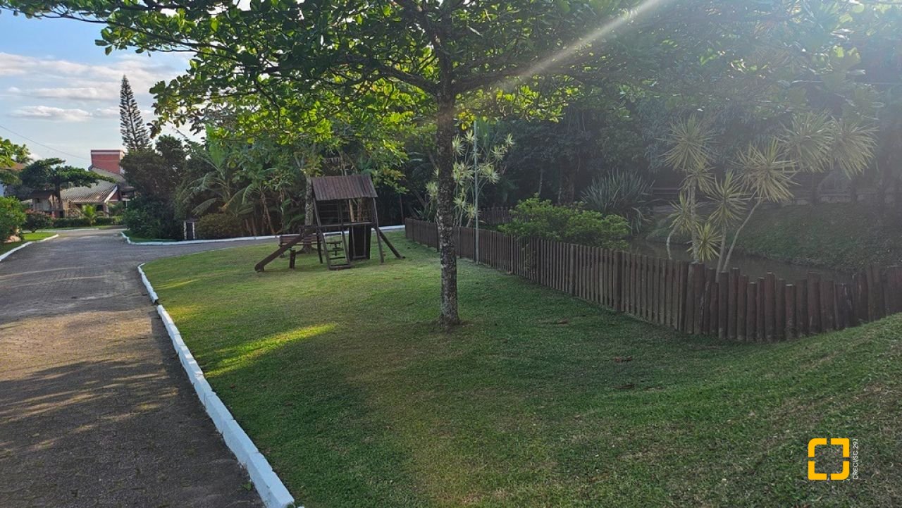 Casa de Condomínio com 240m², 7 quartos (sendo 3 suítes), 1 garagem, no bairro Sambaqui em Florianópolis