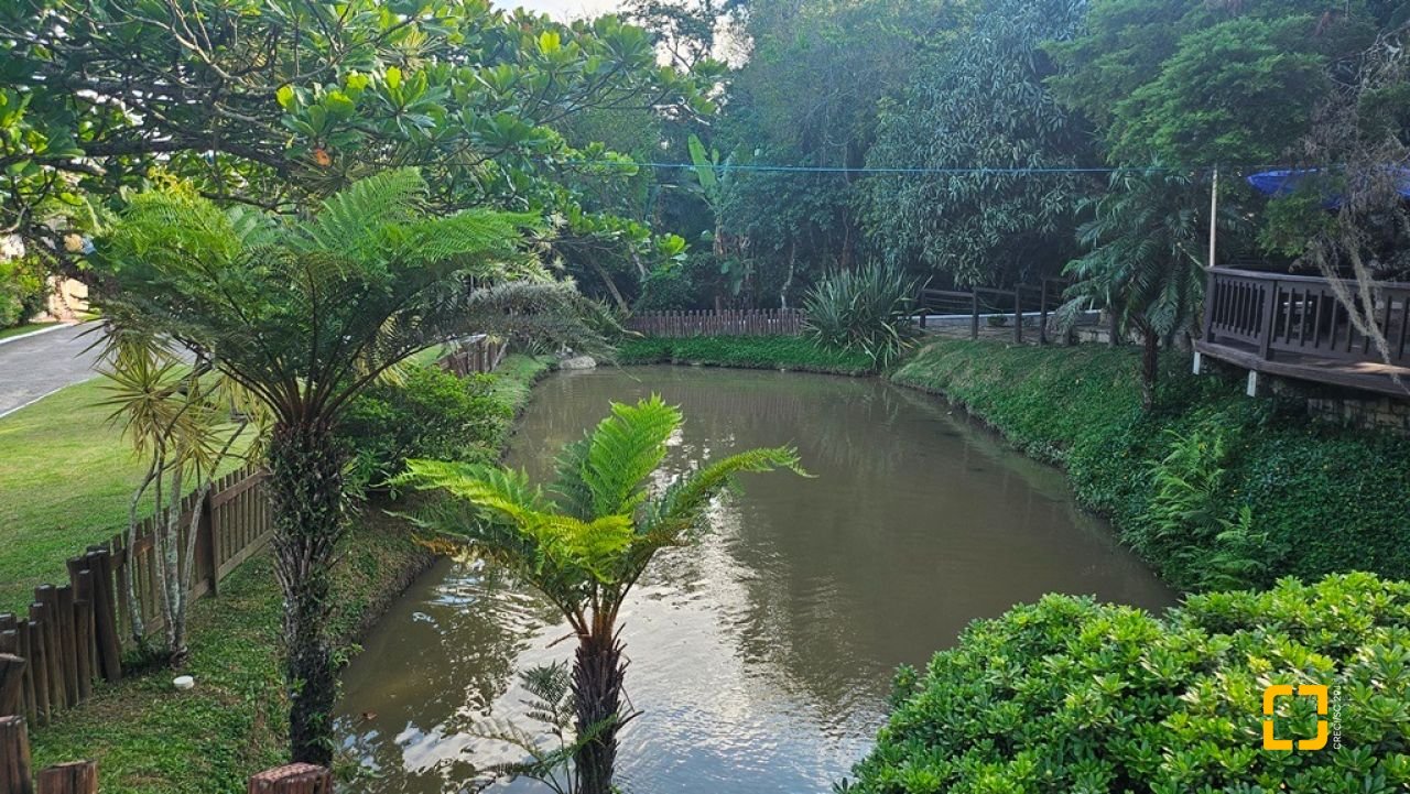 Casa de Condomínio com 240m², 7 quartos (sendo 3 suítes), 1 garagem, no bairro Sambaqui em Florianópolis