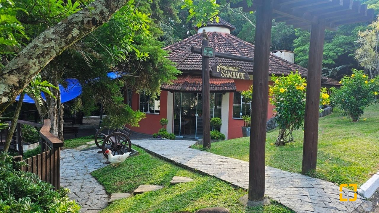 Casa de Condomínio com 240m², 7 quartos (sendo 3 suítes), 1 garagem, no bairro Sambaqui em Florianópolis