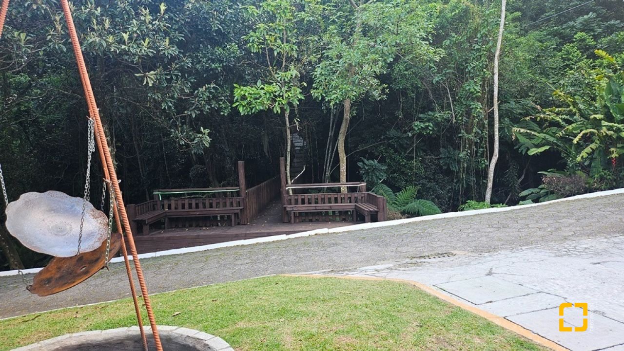 Casa de Condomínio com 240m², 7 quartos (sendo 3 suítes), 1 garagem, no bairro Sambaqui em Florianópolis
