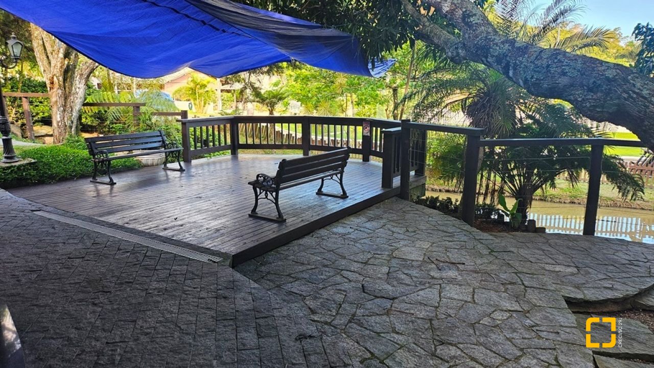 Casa de Condomínio com 240m², 7 quartos (sendo 3 suítes), 1 garagem, no bairro Sambaqui em Florianópolis