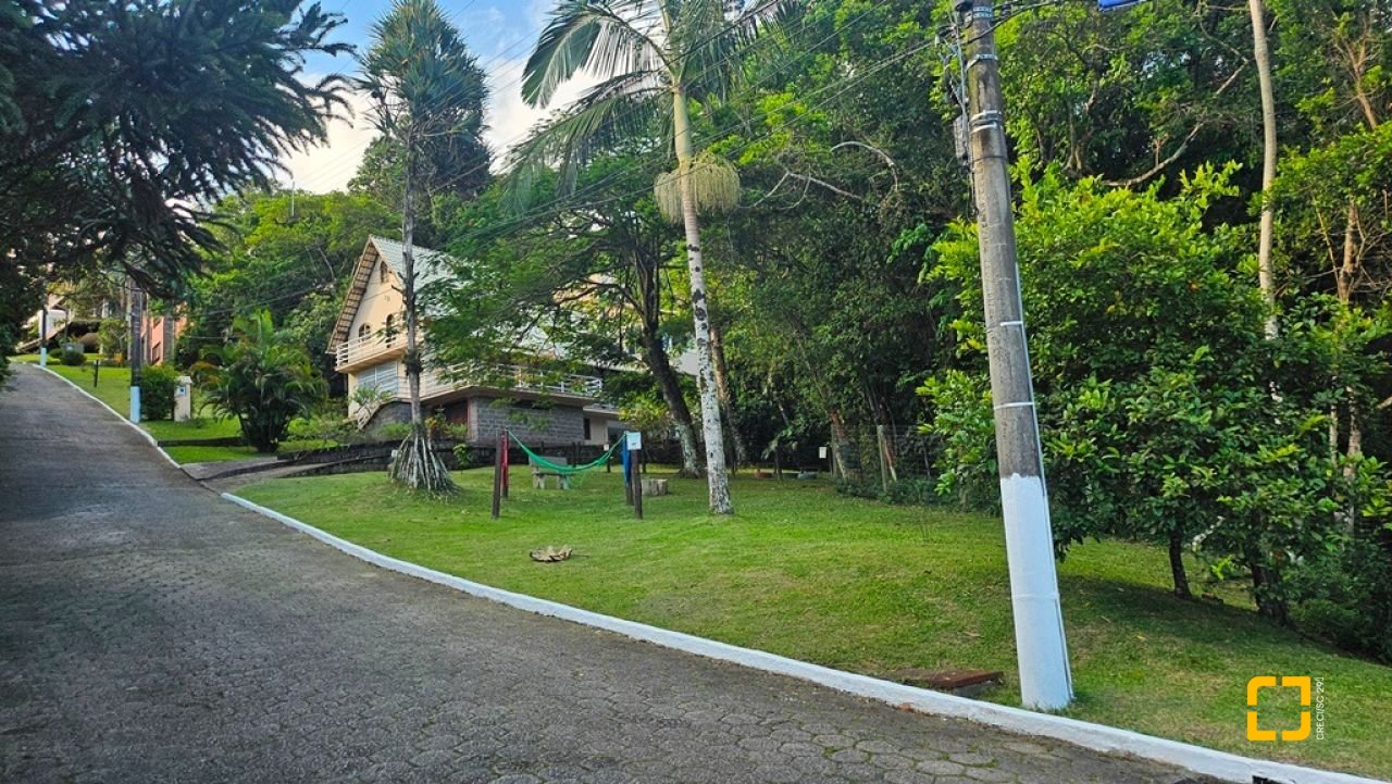 Casa de Condomínio com 240m², 7 quartos (sendo 3 suítes), 1 garagem, no bairro Sambaqui em Florianópolis