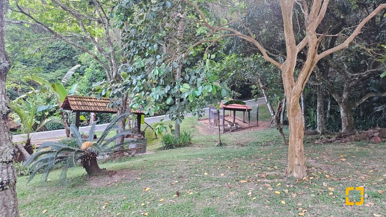 Casa de Condomínio com 240m², 7 quartos (sendo 3 suítes), 1 garagem, no bairro Sambaqui em Florianópolis