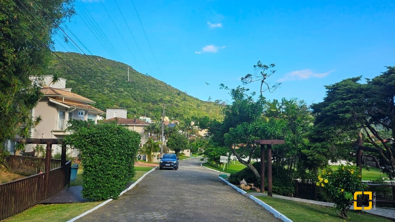 Casa de Condomínio com 240m², 7 quartos (sendo 3 suítes), 1 garagem, no bairro Sambaqui em Florianópolis