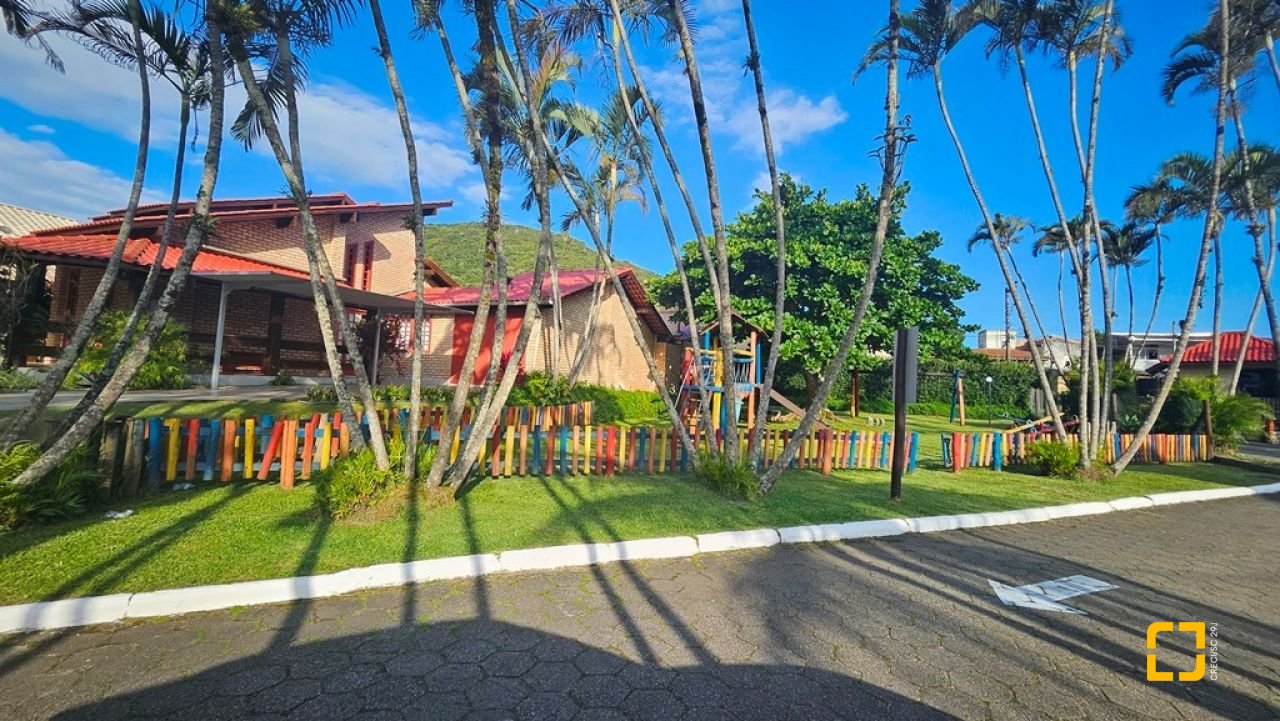 Casa de Condomínio com 240m², 7 quartos (sendo 3 suítes), 1 garagem, no bairro Sambaqui em Florianópolis