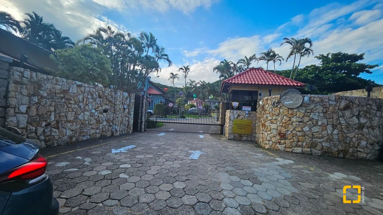 Casa de Condomínio com 240m², 7 quartos (sendo 3 suítes), 1 garagem, no bairro Sambaqui em Florianópolis