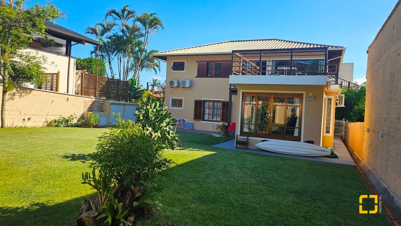 Casa de Condomínio com 240m², 7 quartos (sendo 3 suítes), 1 garagem, no bairro Sambaqui em Florianópolis
