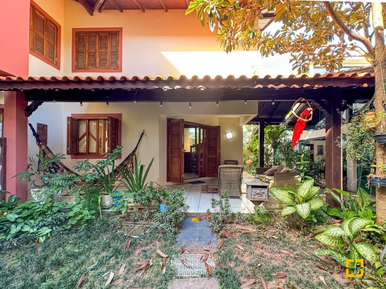 Casa com 551m², 16 quartos (sendo 8 suítes), 6 garagens, no bairro Jurerê Internacional em Florianópolis