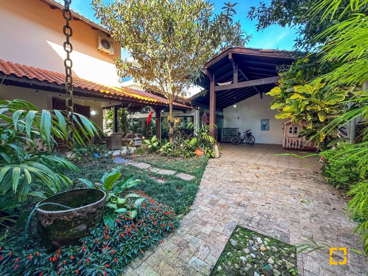 Casa com 551m², 16 quartos (sendo 8 suítes), 6 garagens, no bairro Jurerê Internacional em Florianópolis
