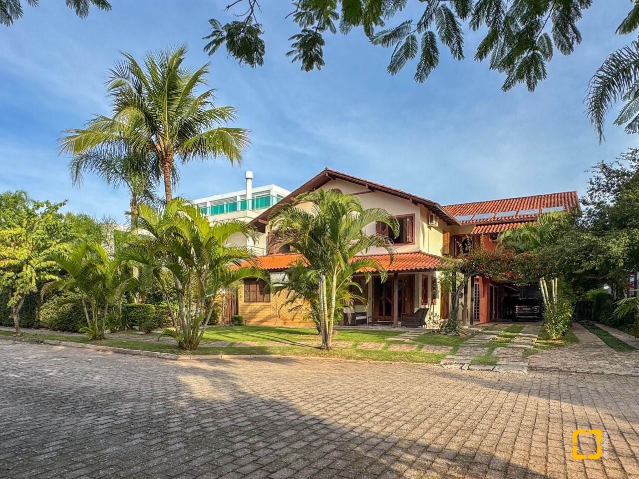 Casa com 551m², 16 quartos (sendo 8 suítes), 6 garagens, no bairro Jurerê Internacional em Florianópolis