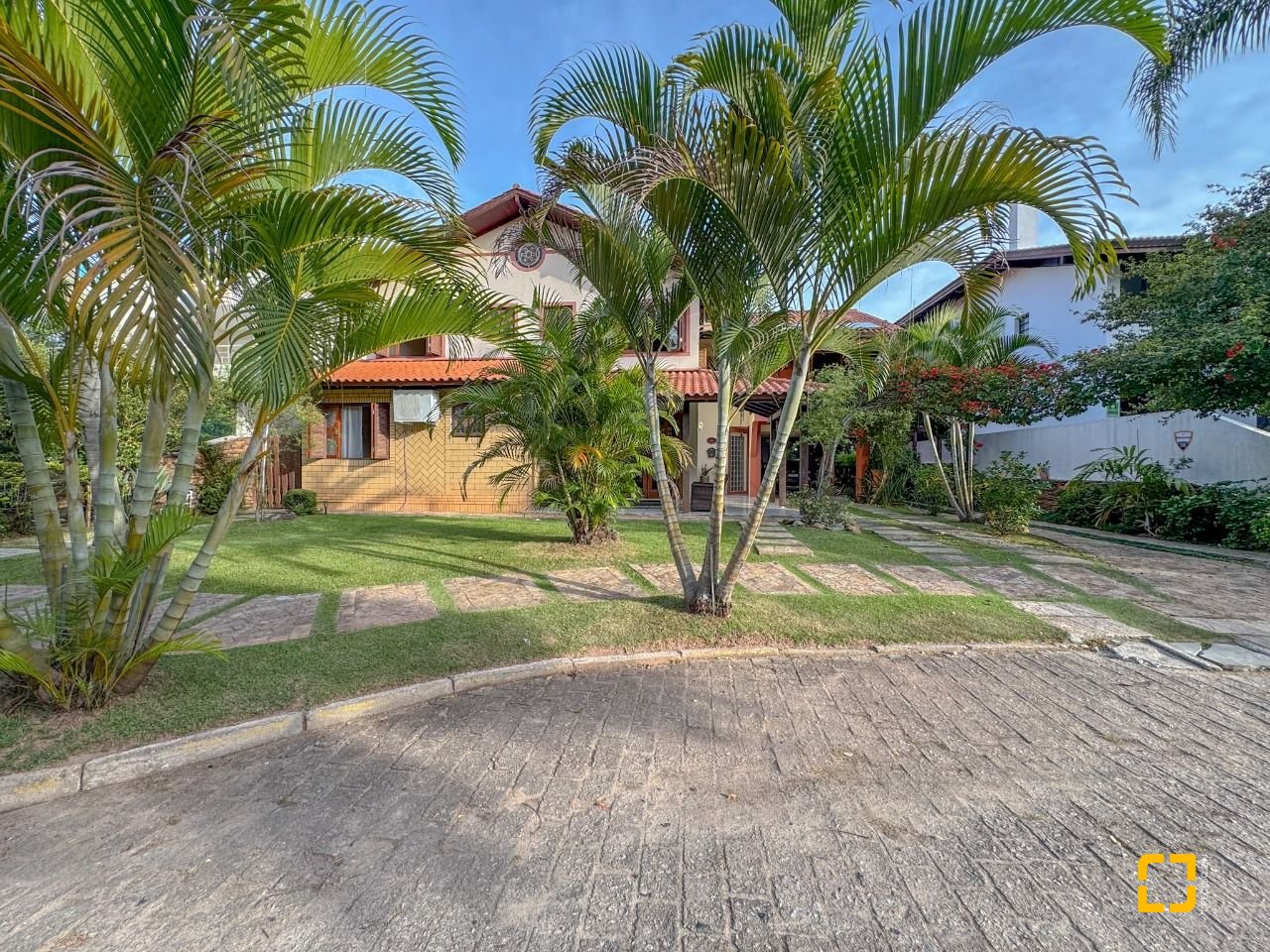 Casa com 551m², 16 quartos (sendo 8 suítes), 6 garagens, no bairro Jurerê Internacional em Florianópolis