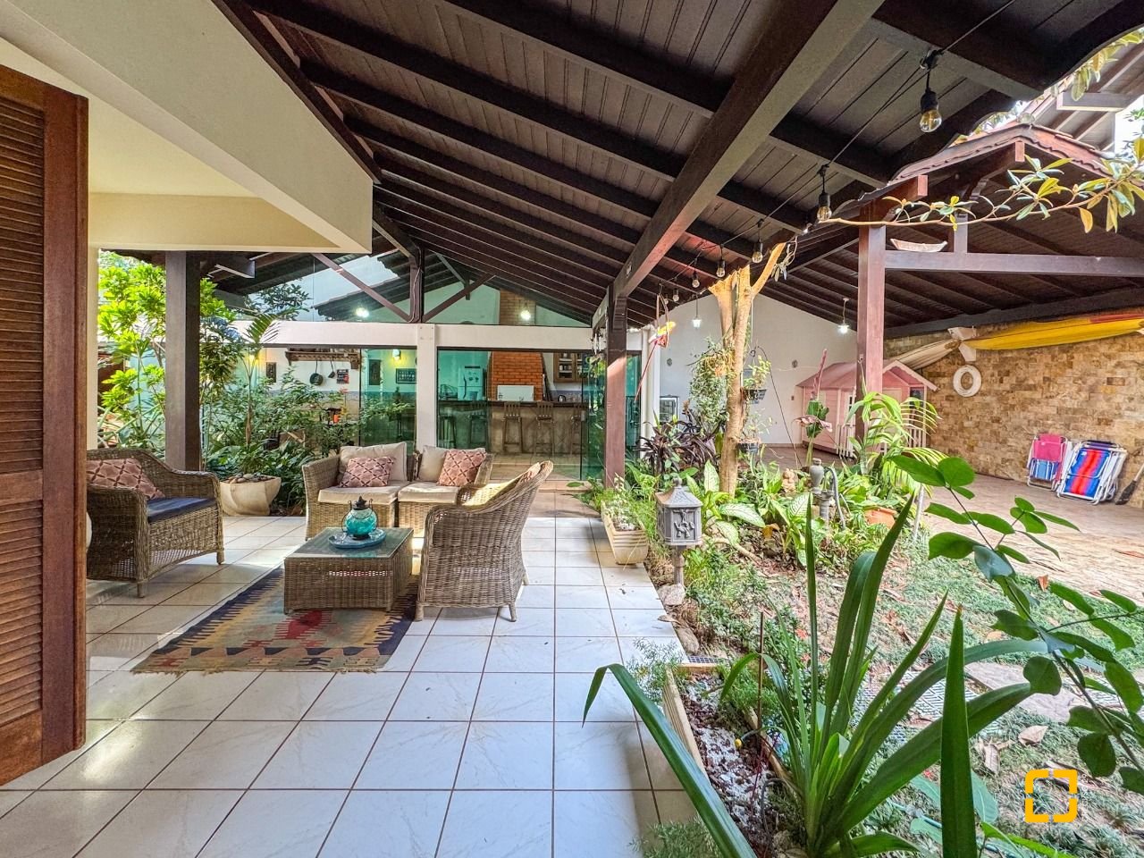 Casa com 551m², 16 quartos (sendo 8 suítes), 6 garagens, no bairro Jurerê Internacional em Florianópolis
