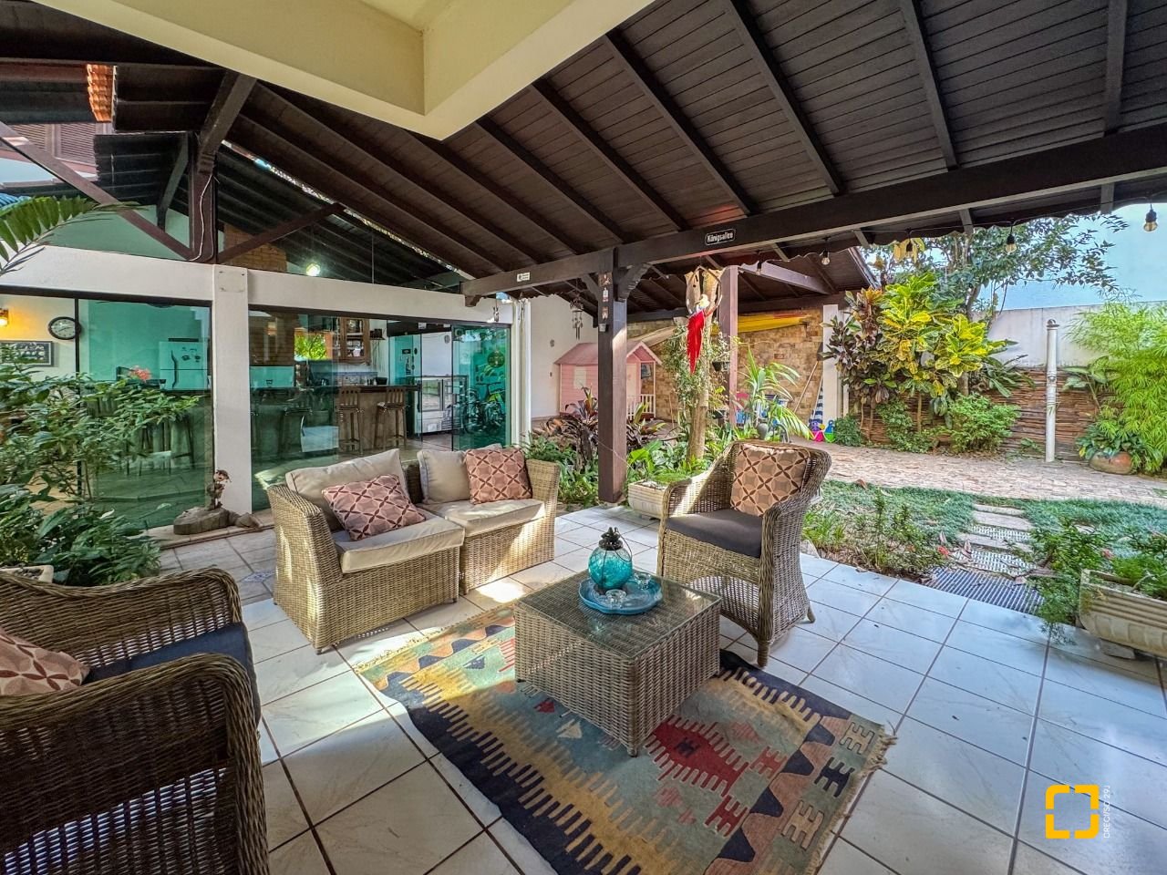 Casa com 551m², 16 quartos (sendo 8 suítes), 6 garagens, no bairro Jurerê Internacional em Florianópolis