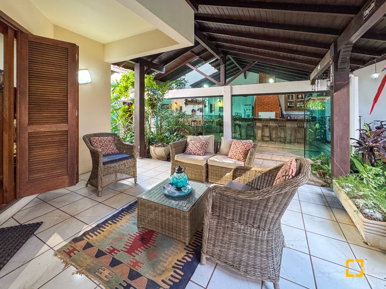 Casa com 551m², 16 quartos (sendo 8 suítes), 6 garagens, no bairro Jurerê Internacional em Florianópolis