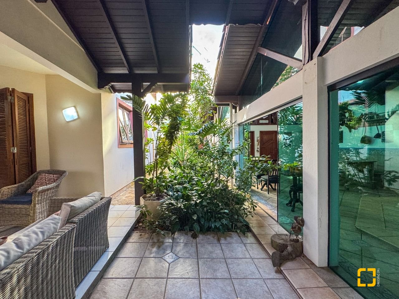 Casa com 551m², 16 quartos (sendo 8 suítes), 6 garagens, no bairro Jurerê Internacional em Florianópolis