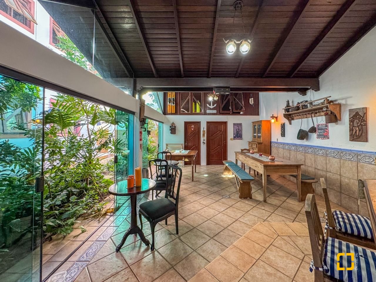 Casa com 551m², 16 quartos (sendo 8 suítes), 6 garagens, no bairro Jurerê Internacional em Florianópolis