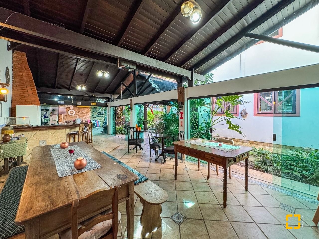 Casa com 551m², 16 quartos (sendo 8 suítes), 6 garagens, no bairro Jurerê Internacional em Florianópolis