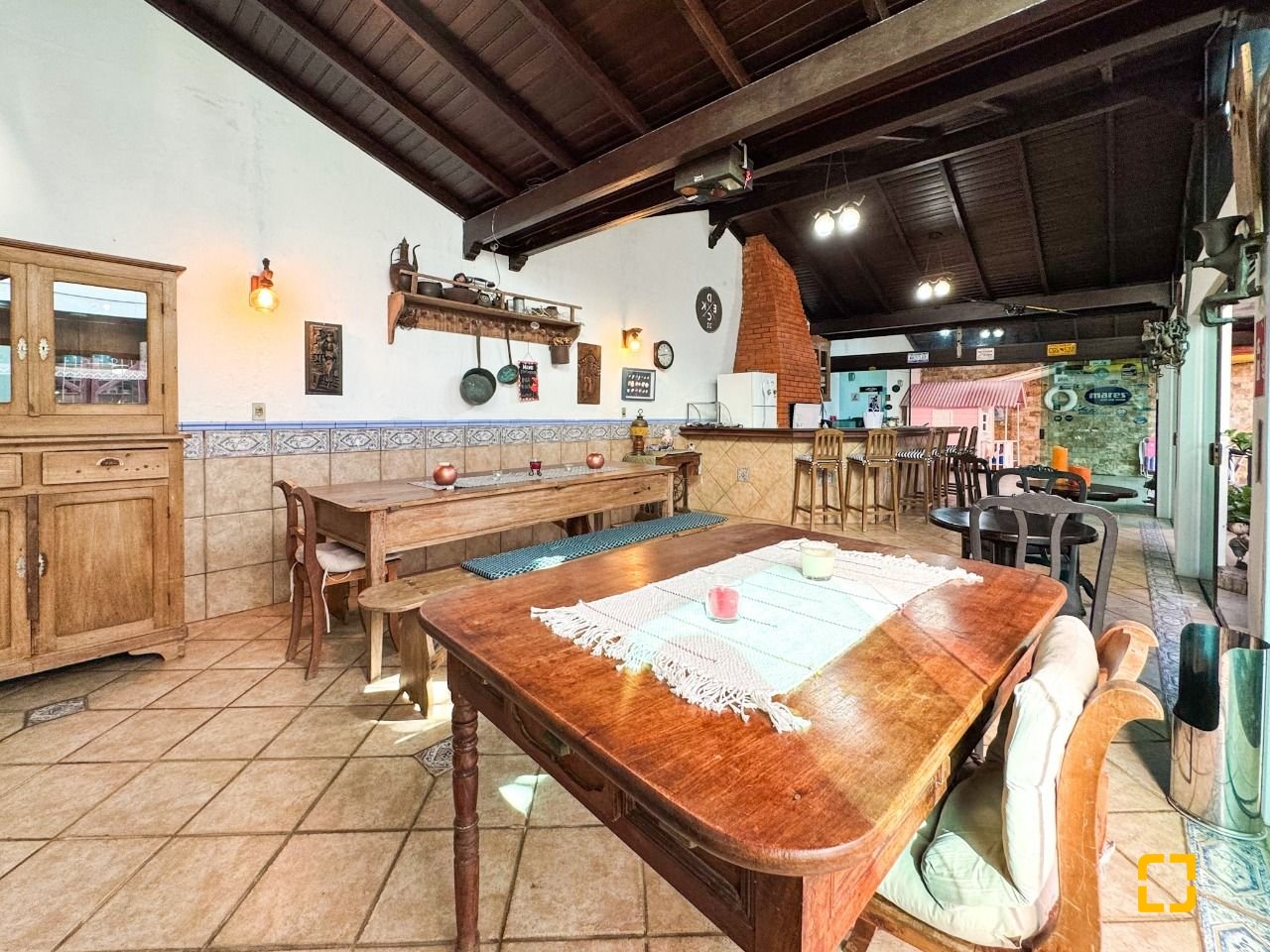 Casa com 551m², 16 quartos (sendo 8 suítes), 6 garagens, no bairro Jurerê Internacional em Florianópolis