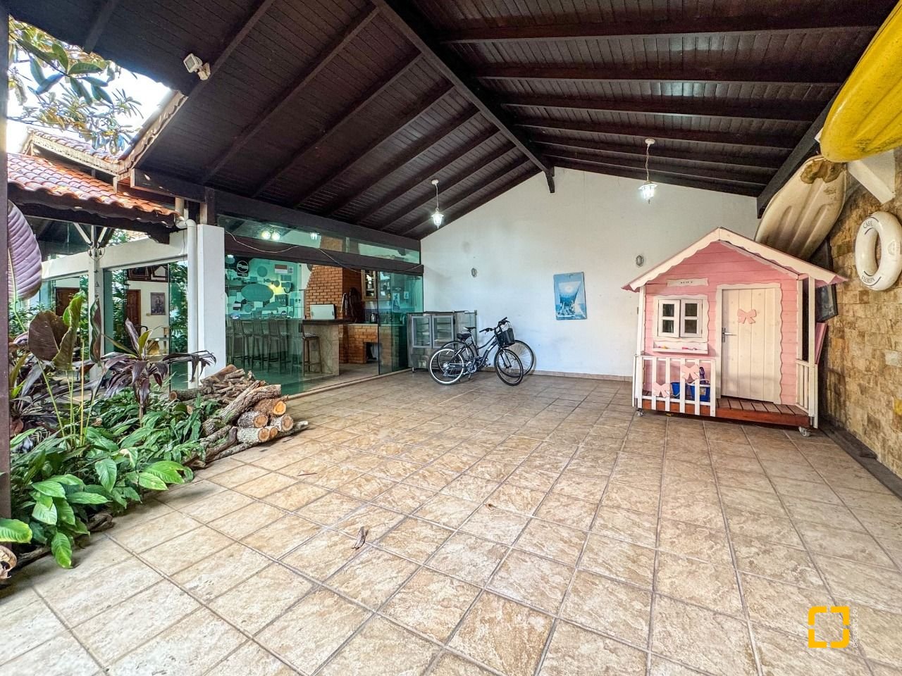 Casa com 551m², 16 quartos (sendo 8 suítes), 6 garagens, no bairro Jurerê Internacional em Florianópolis