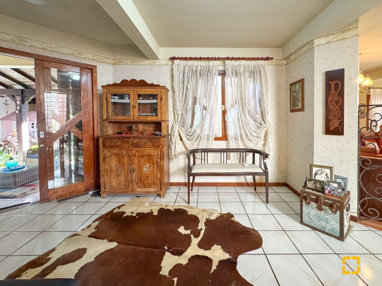 Casa com 551m², 16 quartos (sendo 8 suítes), 6 garagens, no bairro Jurerê Internacional em Florianópolis