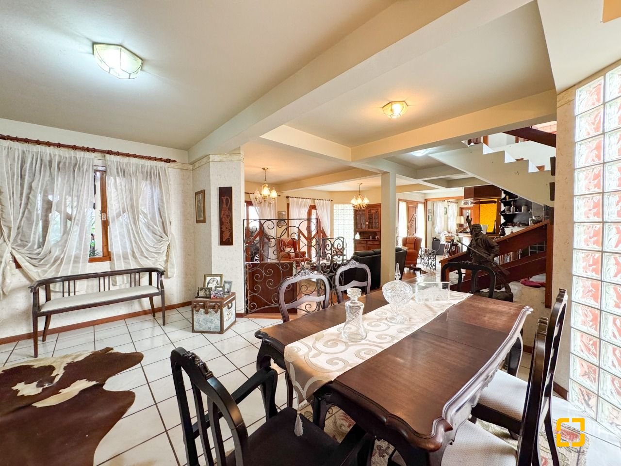 Casa com 551m², 16 quartos (sendo 8 suítes), 6 garagens, no bairro Jurerê Internacional em Florianópolis