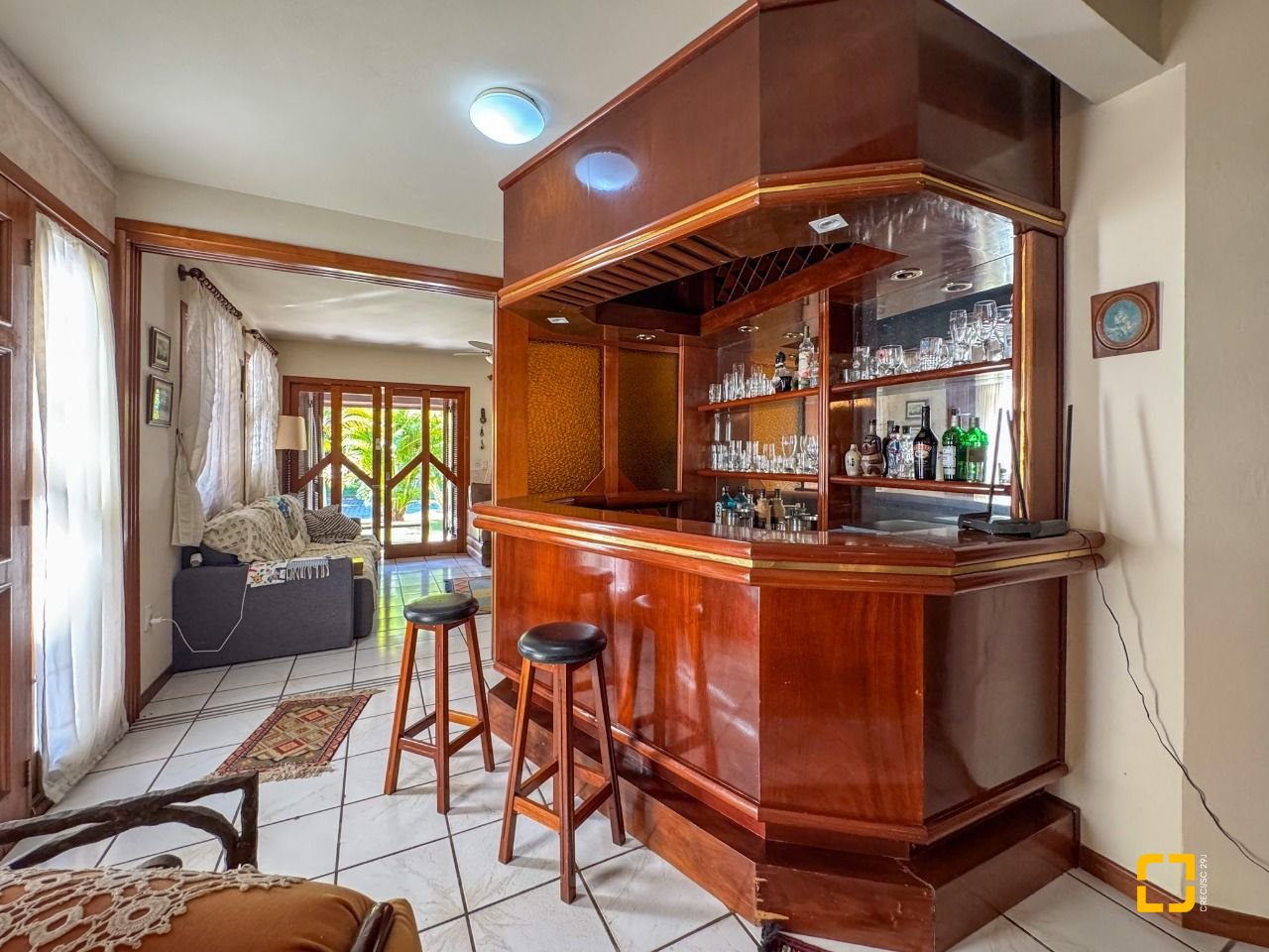 Casa com 551m², 16 quartos (sendo 8 suítes), 6 garagens, no bairro Jurerê Internacional em Florianópolis