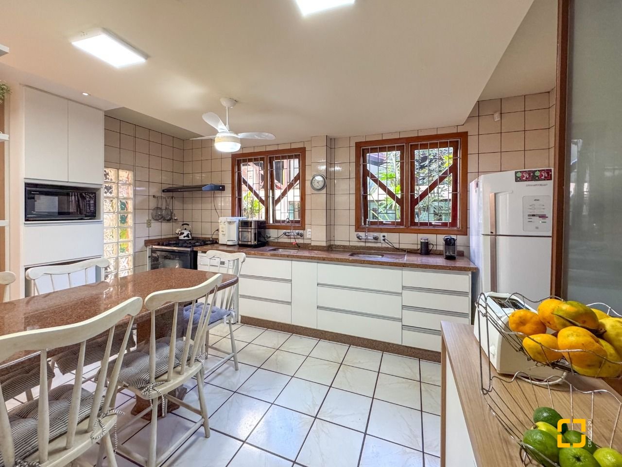 Casa com 551m², 16 quartos (sendo 8 suítes), 6 garagens, no bairro Jurerê Internacional em Florianópolis