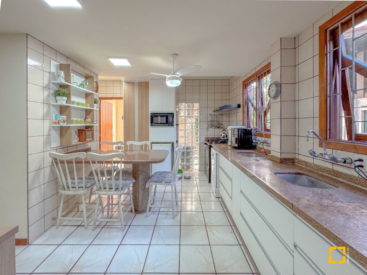 Casa com 551m², 16 quartos (sendo 8 suítes), 6 garagens, no bairro Jurerê Internacional em Florianópolis