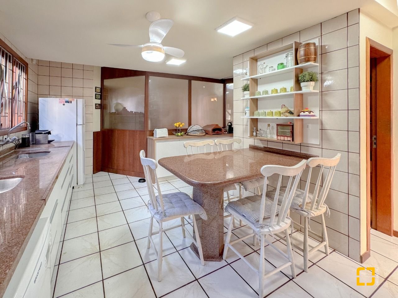 Casa com 551m², 16 quartos (sendo 8 suítes), 6 garagens, no bairro Jurerê Internacional em Florianópolis