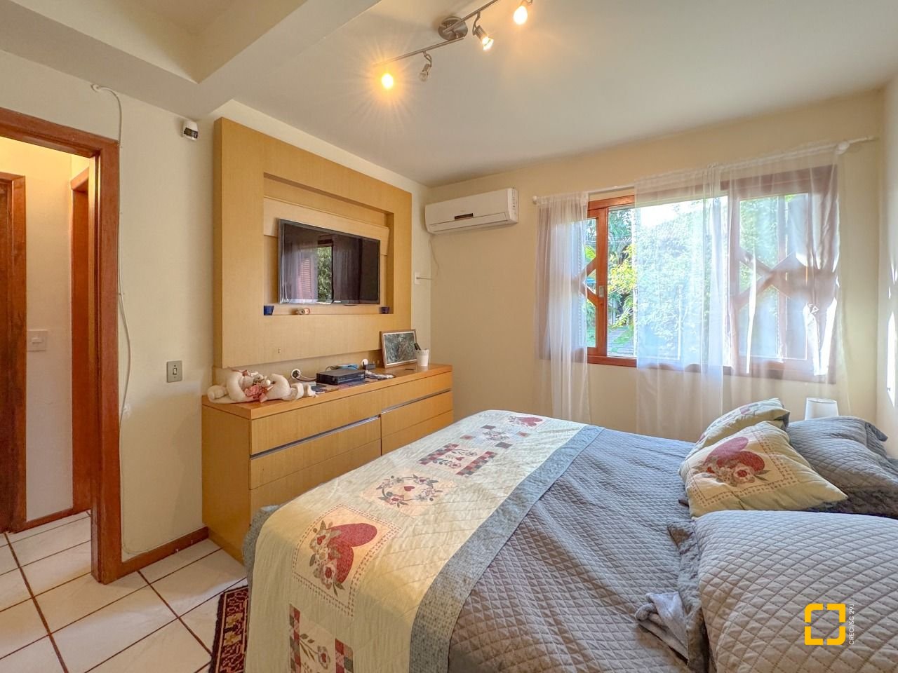 Casa com 551m², 16 quartos (sendo 8 suítes), 6 garagens, no bairro Jurerê Internacional em Florianópolis