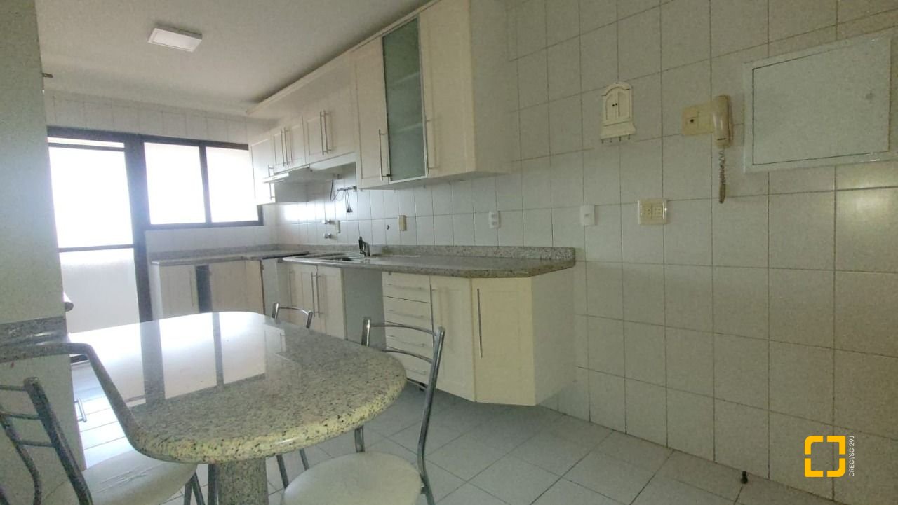 Apartamento com 166m², 6 quartos (sendo 2 suítes), 2 garagens, no bairro Agronômica em Florianópolis
