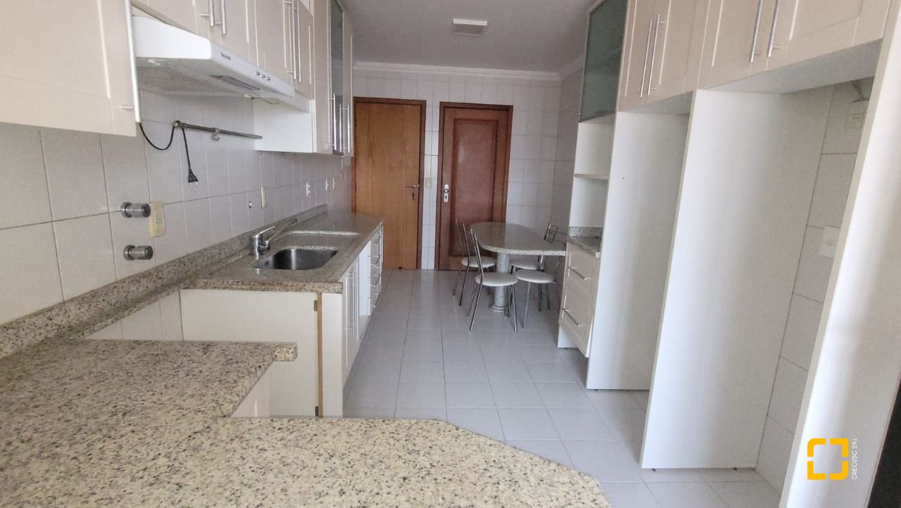 Apartamento com 166m², 6 quartos (sendo 2 suítes), 2 garagens, no bairro Agronômica em Florianópolis
