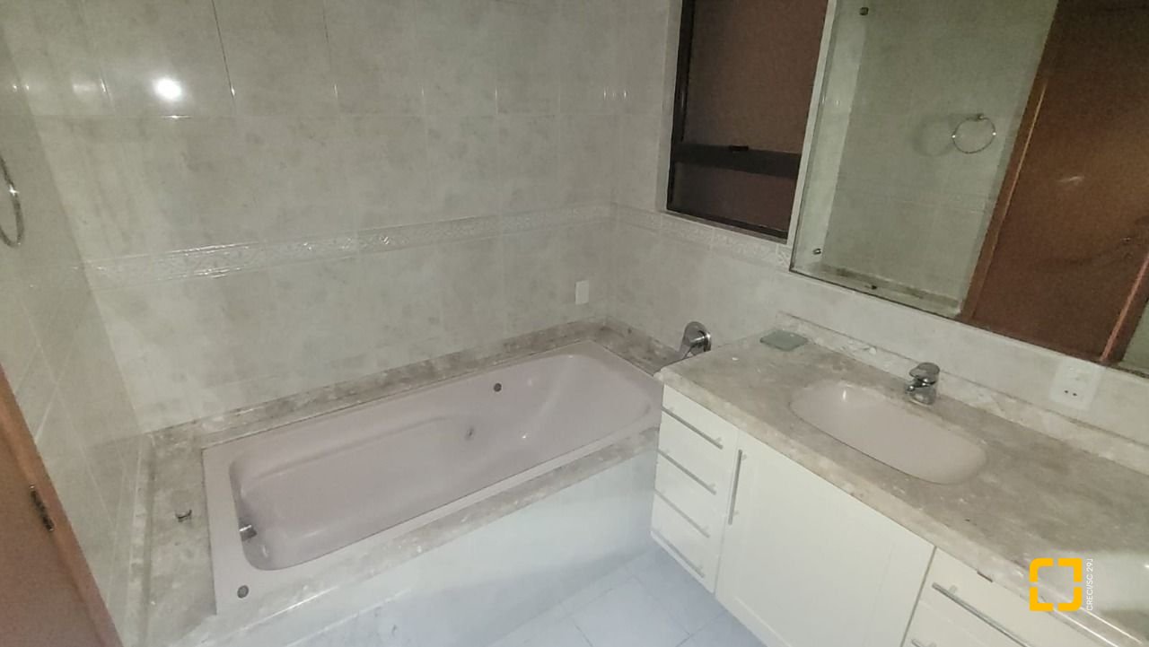 Apartamento com 166m², 6 quartos (sendo 2 suítes), 2 garagens, no bairro Agronômica em Florianópolis