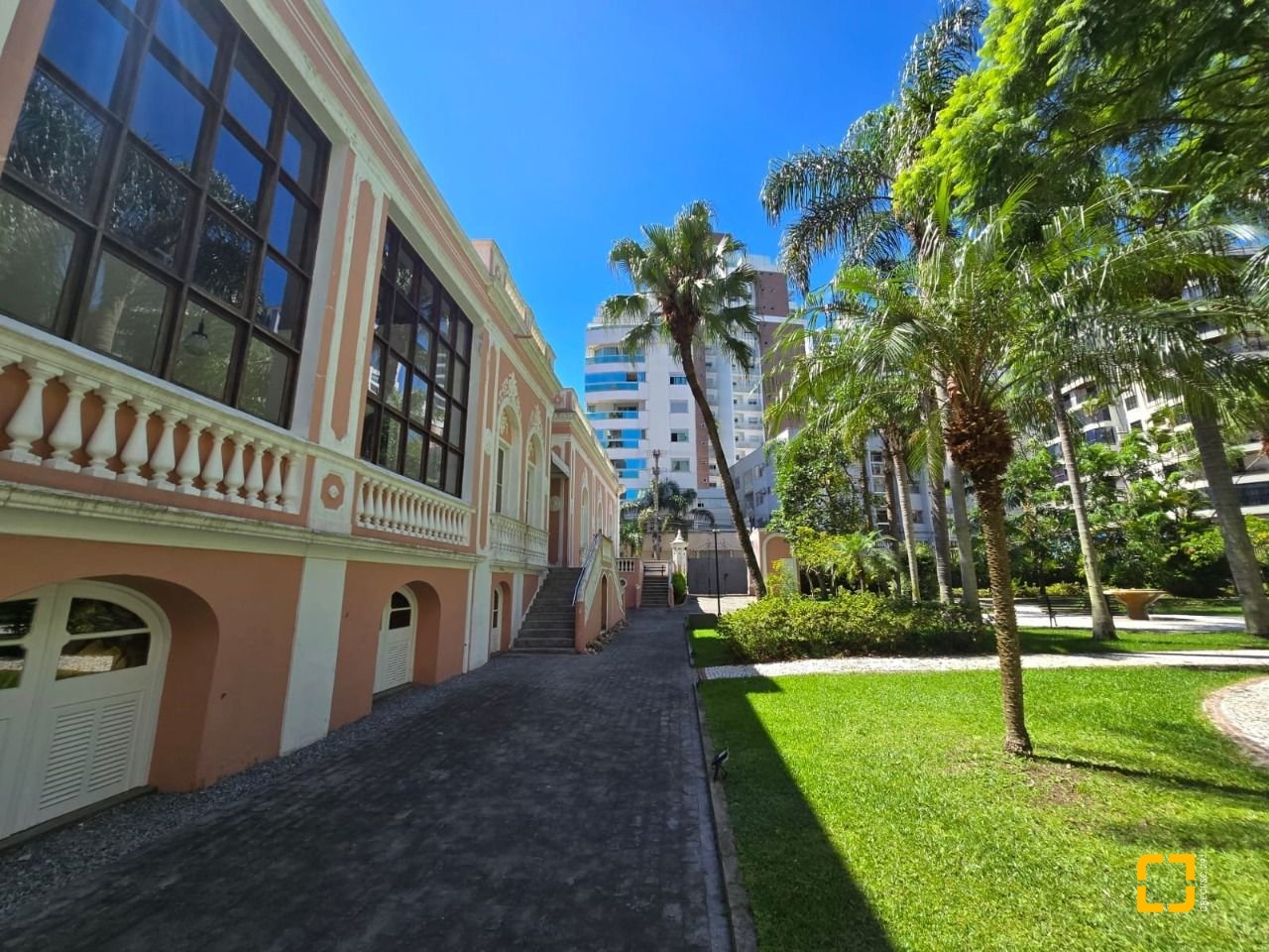 Apartamento com 166m², 6 quartos (sendo 2 suítes), 2 garagens, no bairro Agronômica em Florianópolis