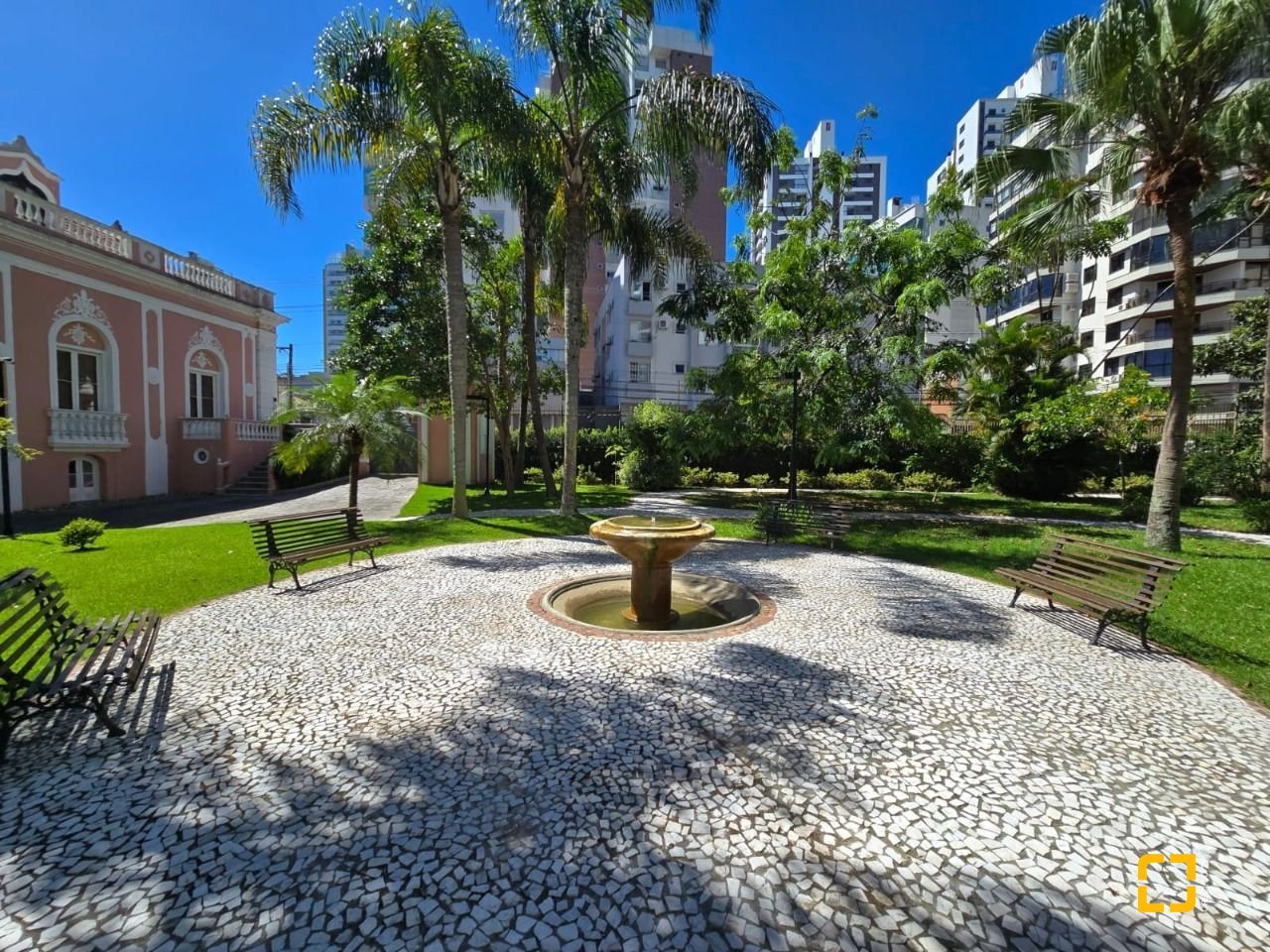Apartamento com 166m², 6 quartos (sendo 2 suítes), 2 garagens, no bairro Agronômica em Florianópolis