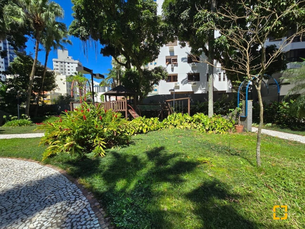 Apartamento com 166m², 6 quartos (sendo 2 suítes), 2 garagens, no bairro Agronômica em Florianópolis