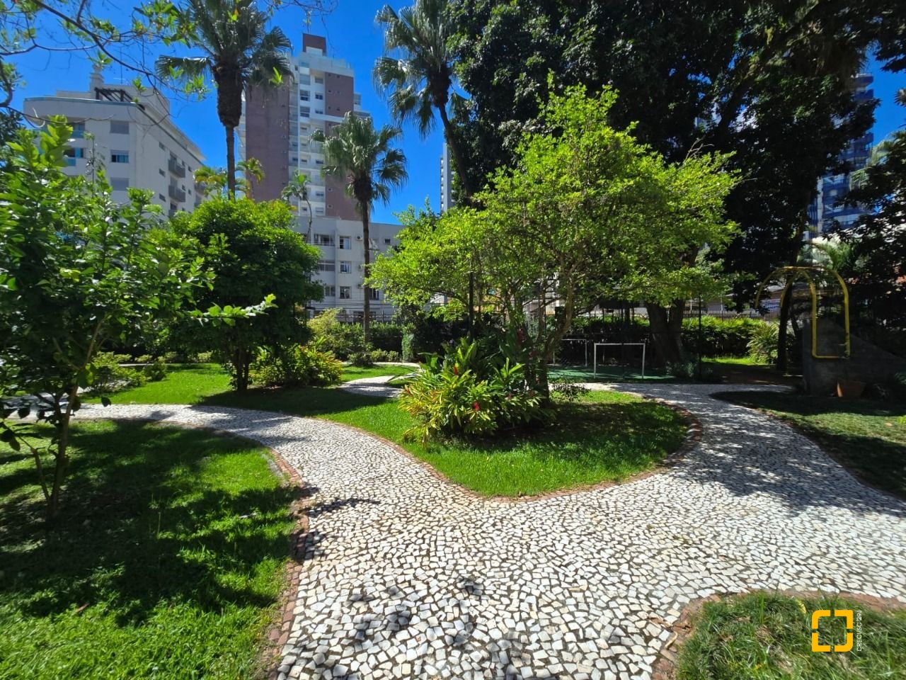 Apartamento com 166m², 6 quartos (sendo 2 suítes), 2 garagens, no bairro Agronômica em Florianópolis