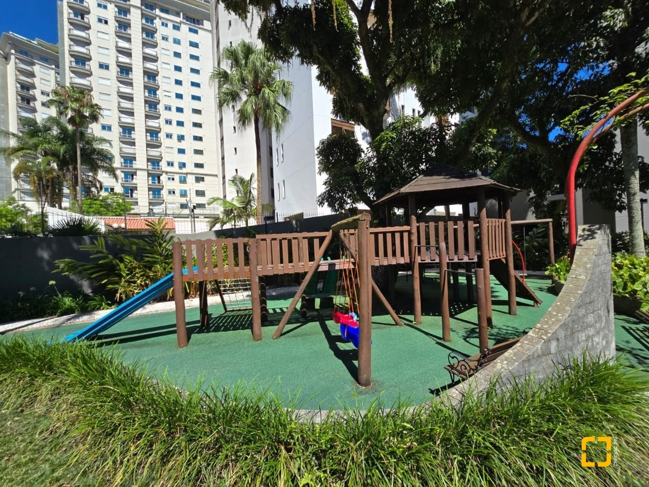 Apartamento com 166m², 6 quartos (sendo 2 suítes), 2 garagens, no bairro Agronômica em Florianópolis