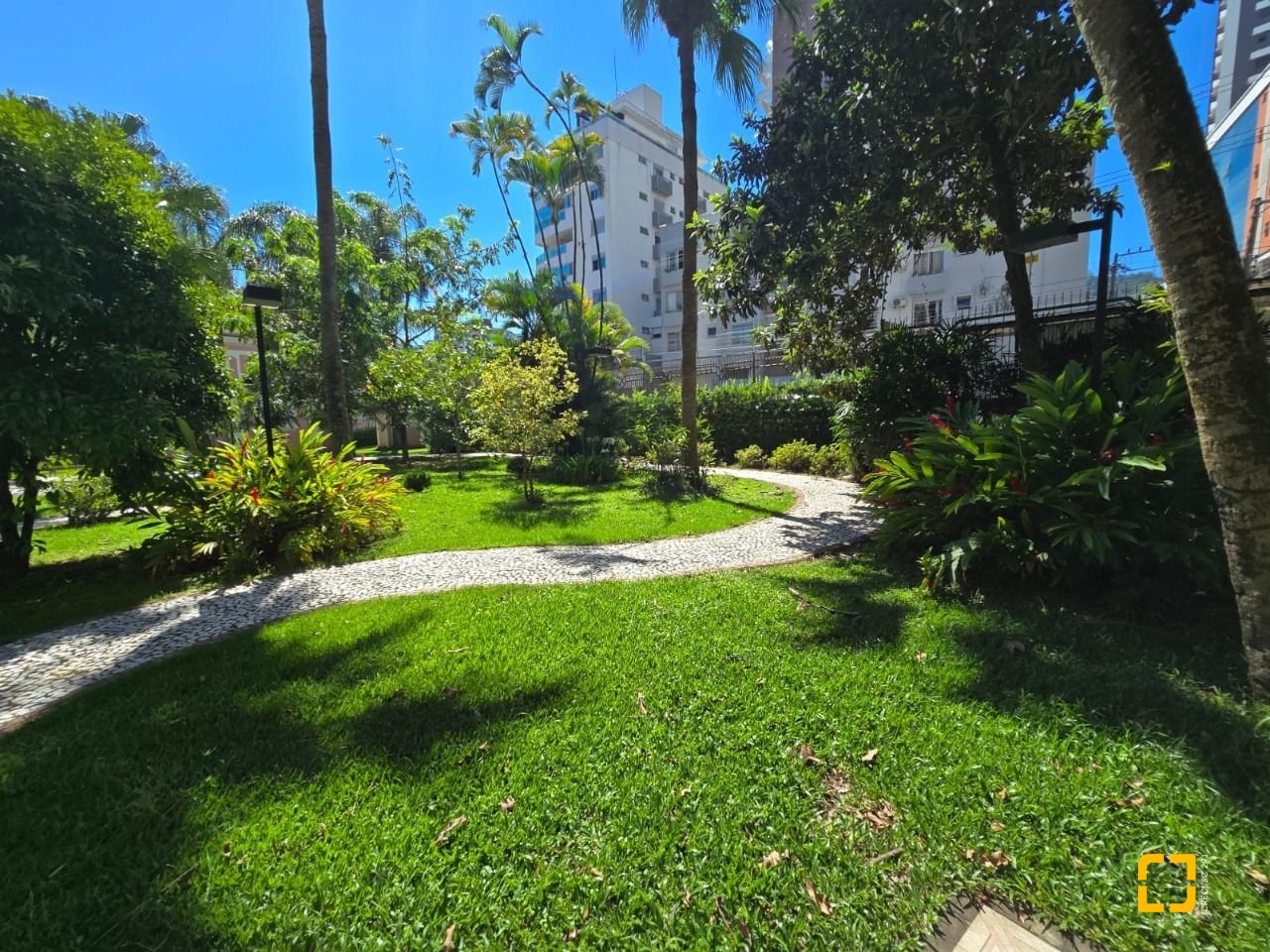 Apartamento com 166m², 6 quartos (sendo 2 suítes), 2 garagens, no bairro Agronômica em Florianópolis