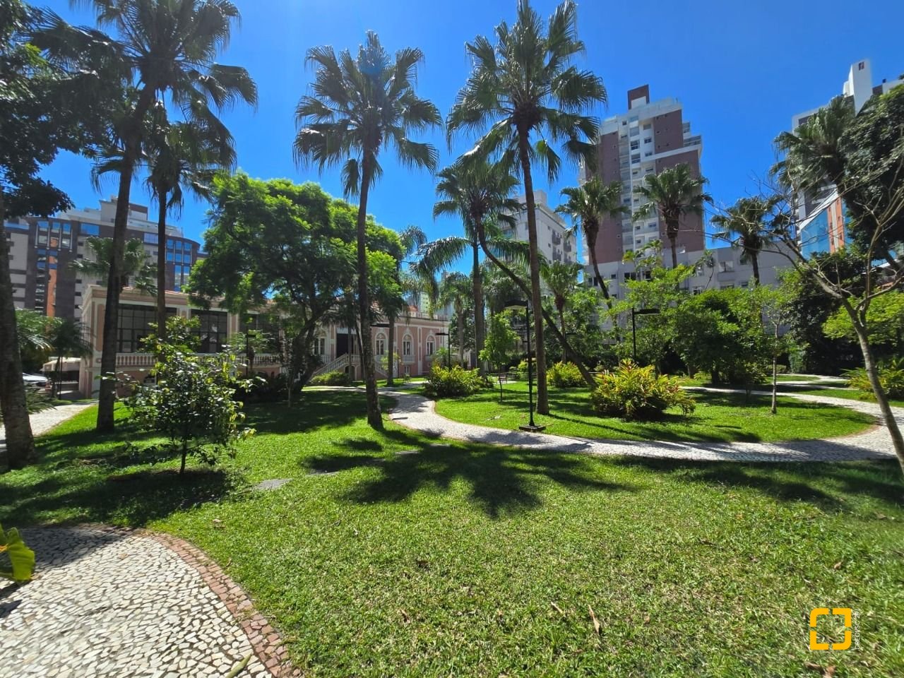 Apartamento com 166m², 6 quartos (sendo 2 suítes), 2 garagens, no bairro Agronômica em Florianópolis