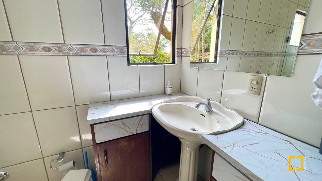 Casa com 458m², 4 quartos, no bairro Vargem do Bom Jesus em Florianópolis