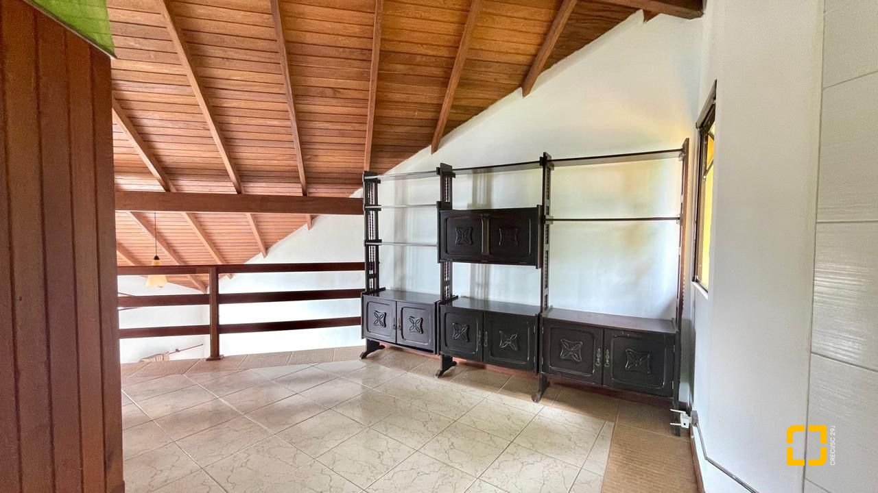 Casa com 458m², 4 quartos, no bairro Vargem do Bom Jesus em Florianópolis