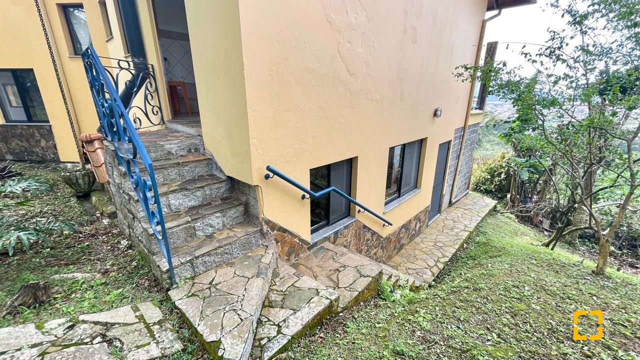 Casa com 458m², 4 quartos, no bairro Vargem do Bom Jesus em Florianópolis