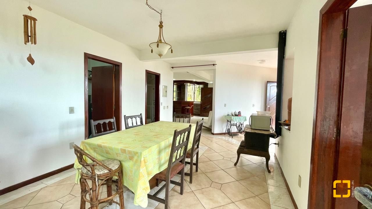 Casa com 458m², 4 quartos, no bairro Vargem do Bom Jesus em Florianópolis